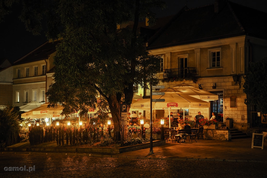 Restauracje nocą na sandomierskim rynku