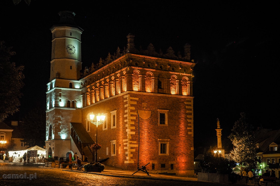 Ratusz w Sandomierzu nocą jest pięknie podświetlony