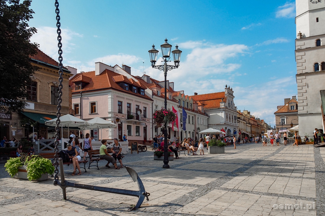 Kotwica do nieba. Nietypowa instalacja artystyczna na rynku