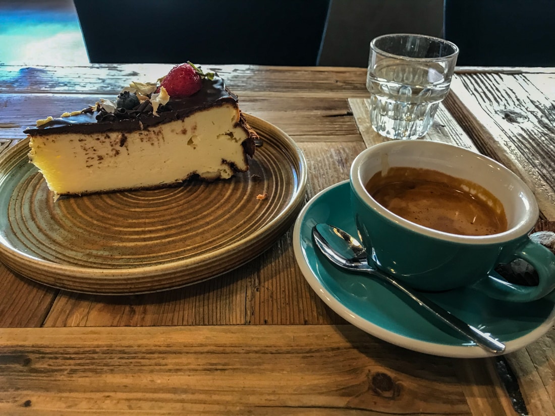Kawa i ciastko w kawiarni Sofa