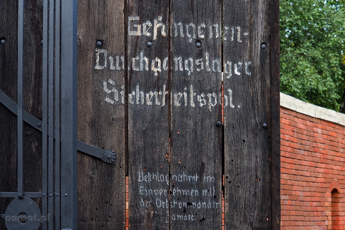 Napis po niemiecku, który przetrwał do dzisiejszych czasów na oryginalnych wrotach prowadzących do dawnego obozu