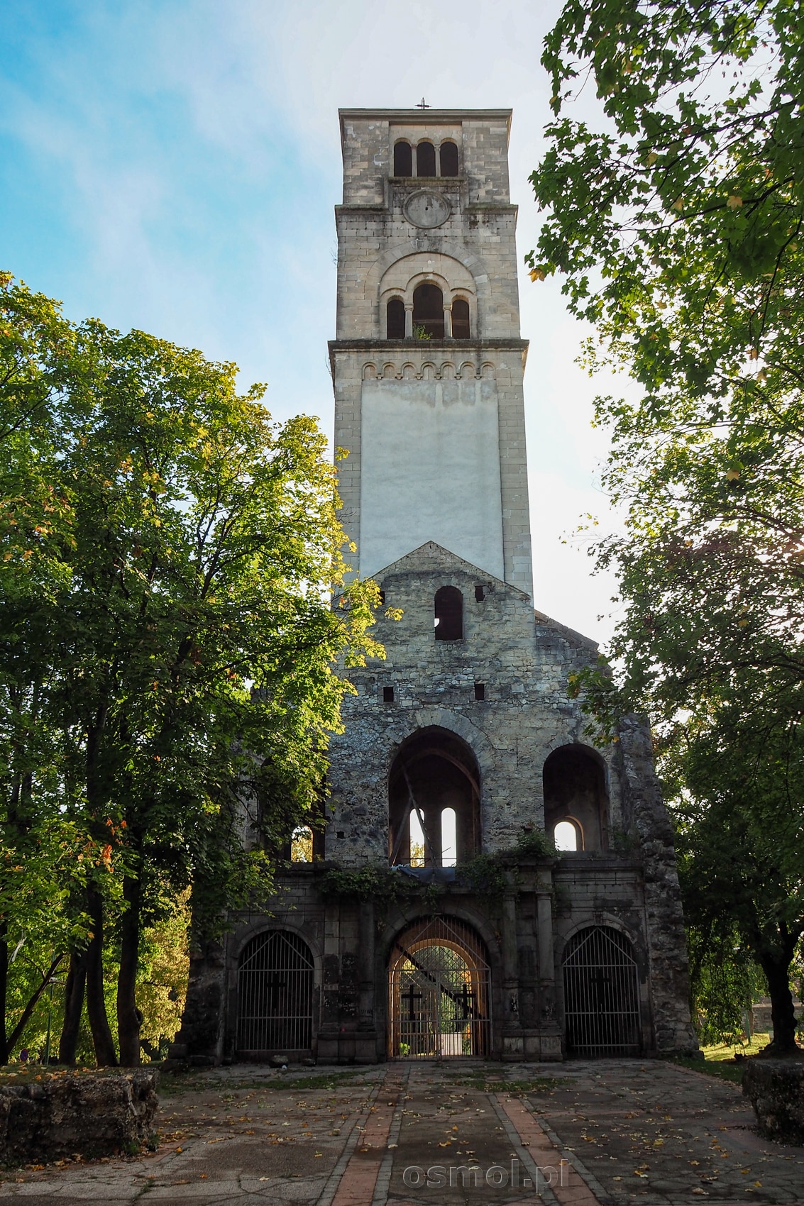 Ruiny zniszczonego w 1943 roku kościoła w Bihaciu