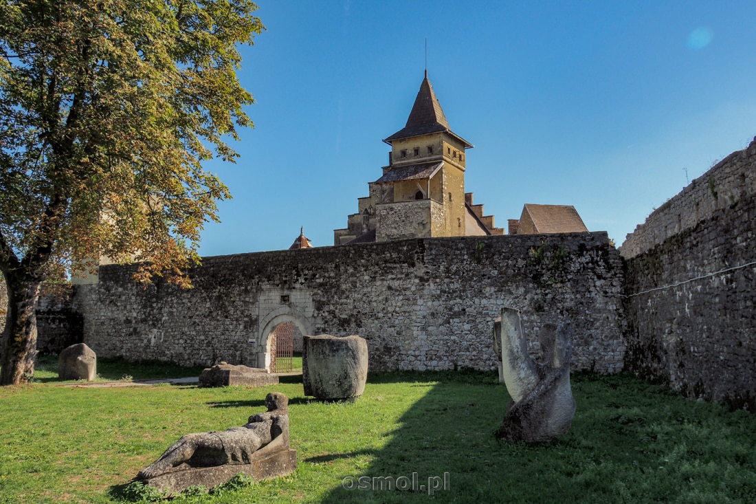Galeria rzeźb oraz widok na część zamku Ostrożac
