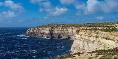 Klify ciągnące się wzdłuż wybrzeża Gozo