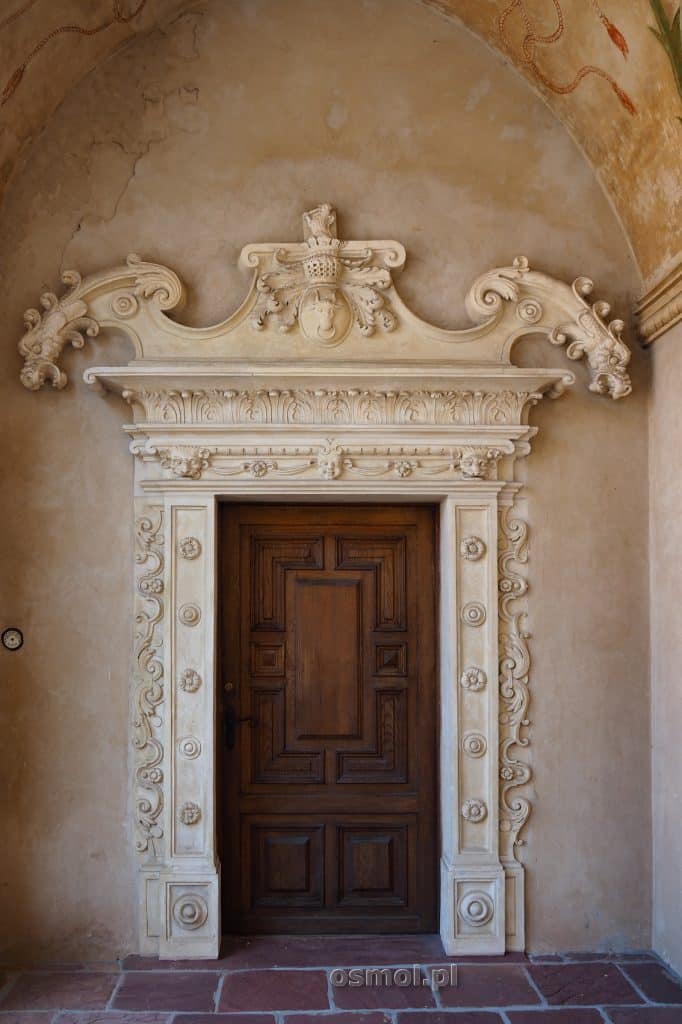 Bogato rzeźbiony portal wejściowy do jednej z komnat zamkowych
