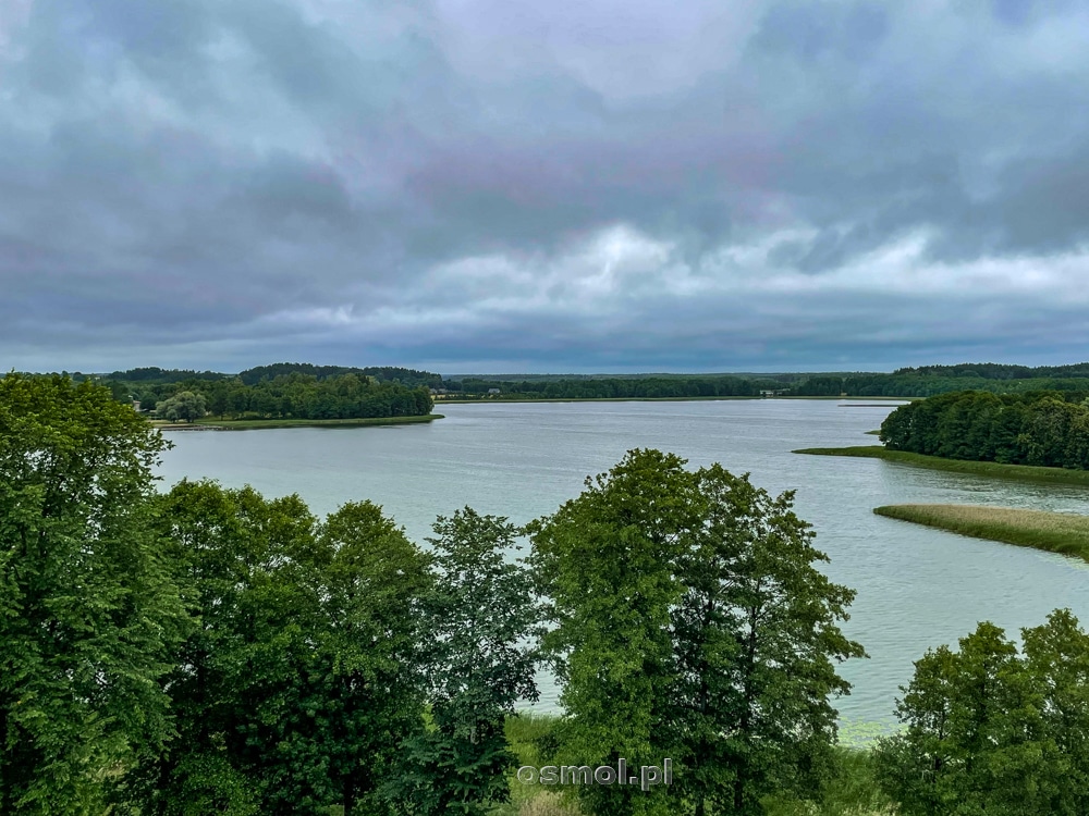 Widok na jezioro z wieży klasztoru na Wigrach