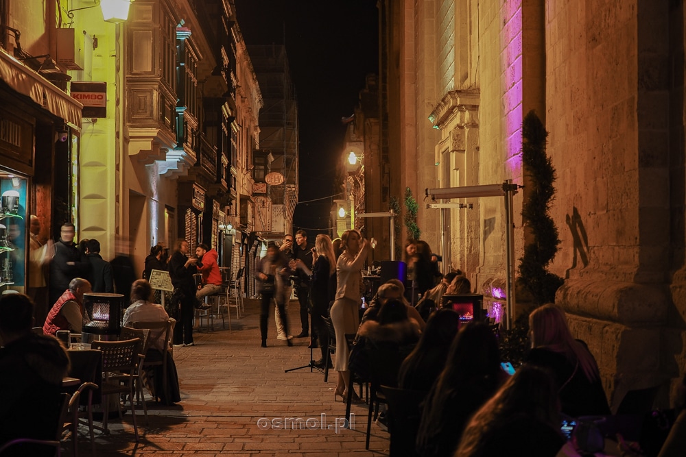 Chodząc uliczkami stolicy Malty w piątkową noc co i rusz słychać koncerty na żywo