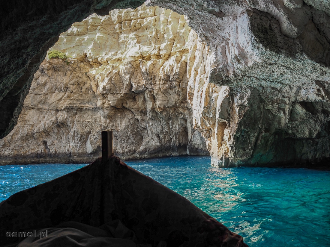 Łódka w jednej z jaskiń przy Blue Grotto