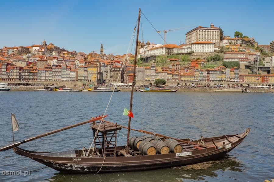 Ribeira w Porto widziana z drugiego brzegu rzeki z Vila Nova de Gaia. Na pierwszym planie barki, jakimi transportowano wino porto.