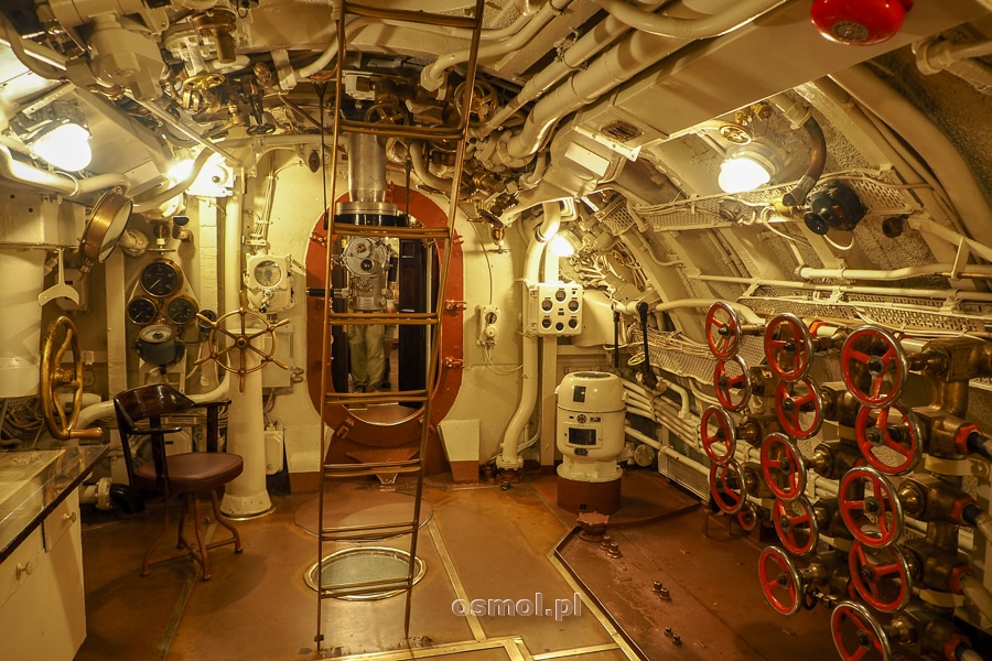 Wnętrze okrętu podwodnego - można chwycić za peryskop i poczuć się jak przy głębokości peryskopowej, kiedy kapitan sprawdzał, co znajduje się na powierzchni. Lub też celował torpedą w nieprzyjacielski okręt
