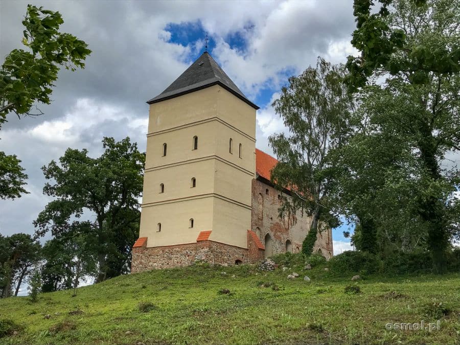 Strażnica krzyżacka w Bezławkach z dobudowaną do niej wieżą kościelną