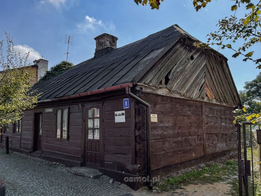 Dom z połowy XIX wieku stoi obok rynku w Czerwińsku.