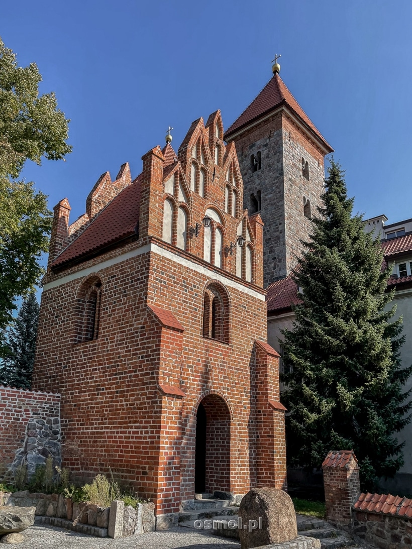 Brama i wieża przy klasztorze w Czerwińsku nad Wisłą