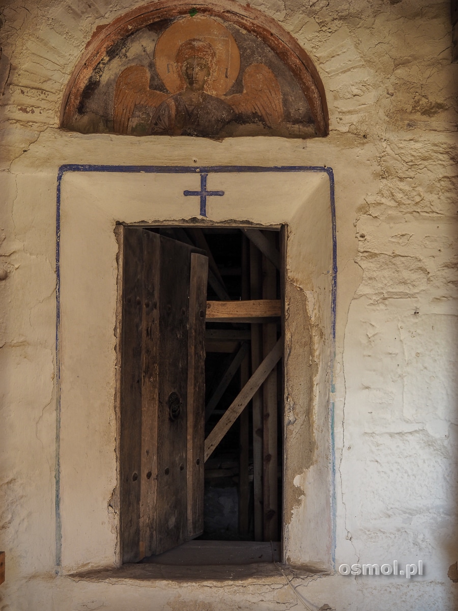 Wejście do kościoła w monasterze Treskawec. Za tymi skromnymi drzwiami czekają prawdziwe cuda i dzieła sztuki.