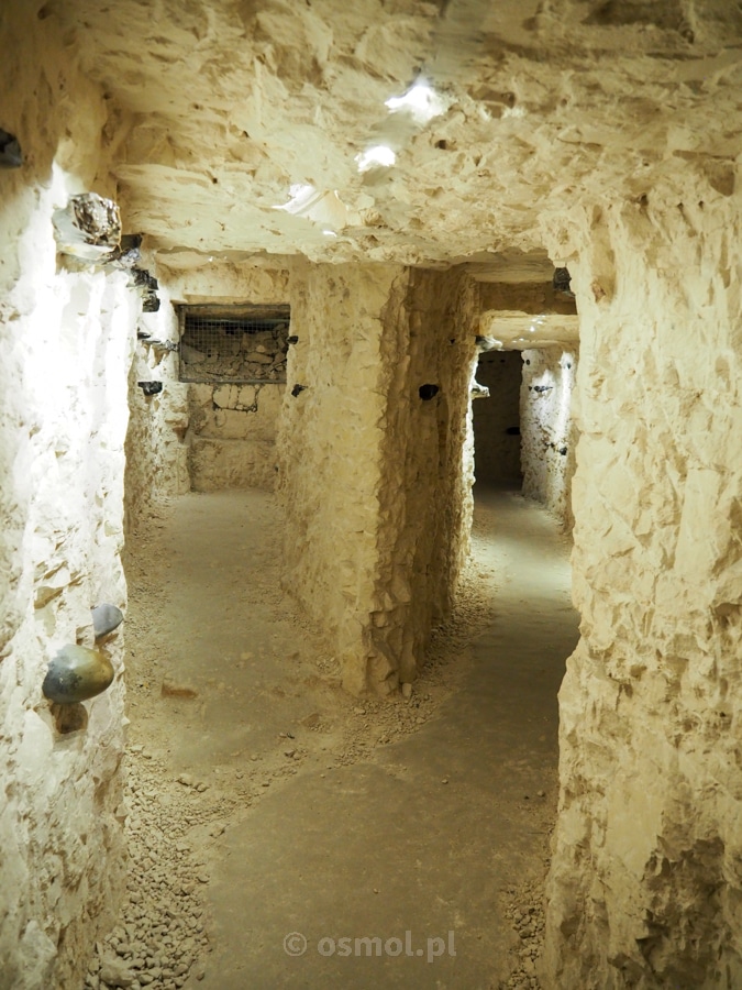 Korytarz w podziemnej trasie w w Krzemionkach Opatowskich