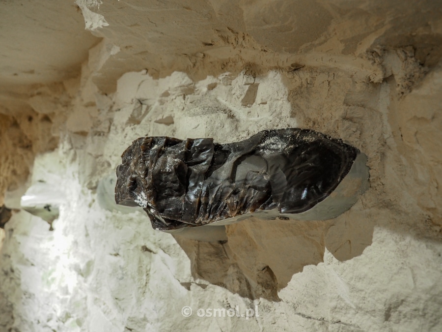 Odsłonięta krzemienna bryła w podziemnym korytarzu w podziemnej trasie Krzemionek Opatowskich