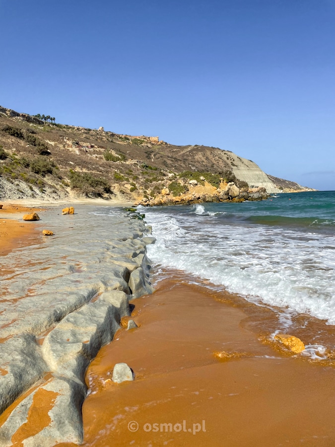 Plaża Ramla w jednym swoim krańcu łączy kamień i piasek Plaża Ramla w jednym swoim krańcu łączy kamień i piasek