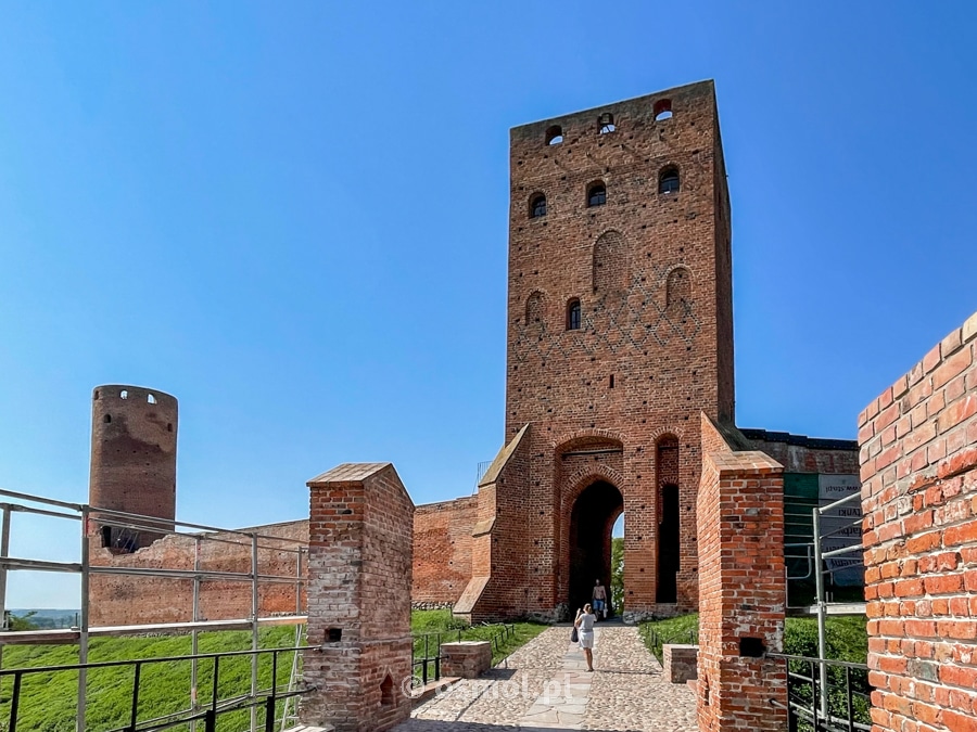 Widok na wieżę bramną zamku w Czersku od strony mostu