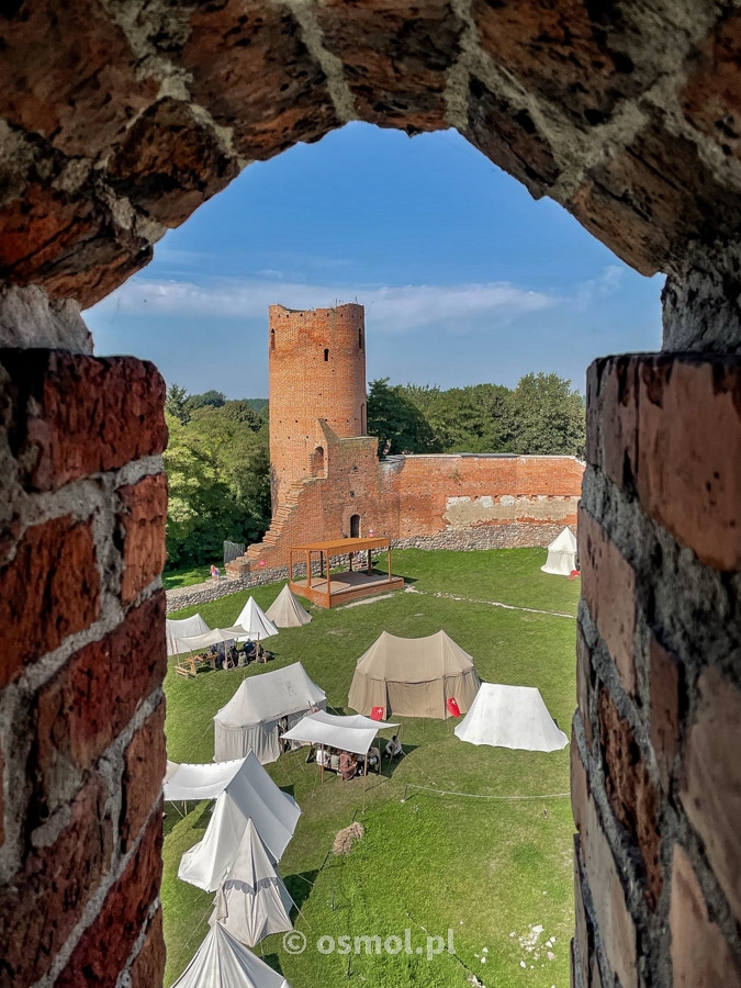 Widok na wieżę zamku w Czersku