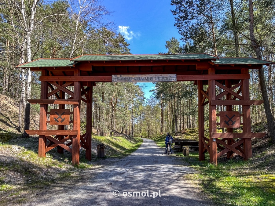 Brama do Geoparku na terenie dawnej kopalni węgla Babina na Łuku Mużakowa. Odwrócone mody sygnalizują, że kopalnia jest już nieczynna