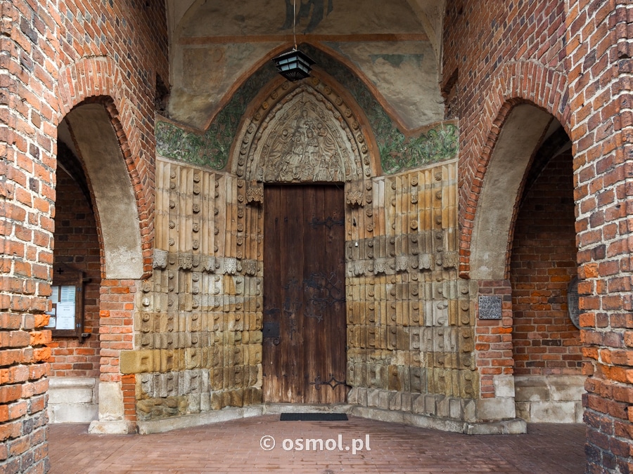 Portal dawnego głównego wejścia do kościoła w Małujowicach