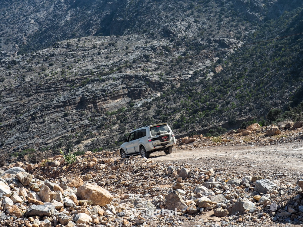 Samochód na górskiej drodze w górach Al-Hadżar