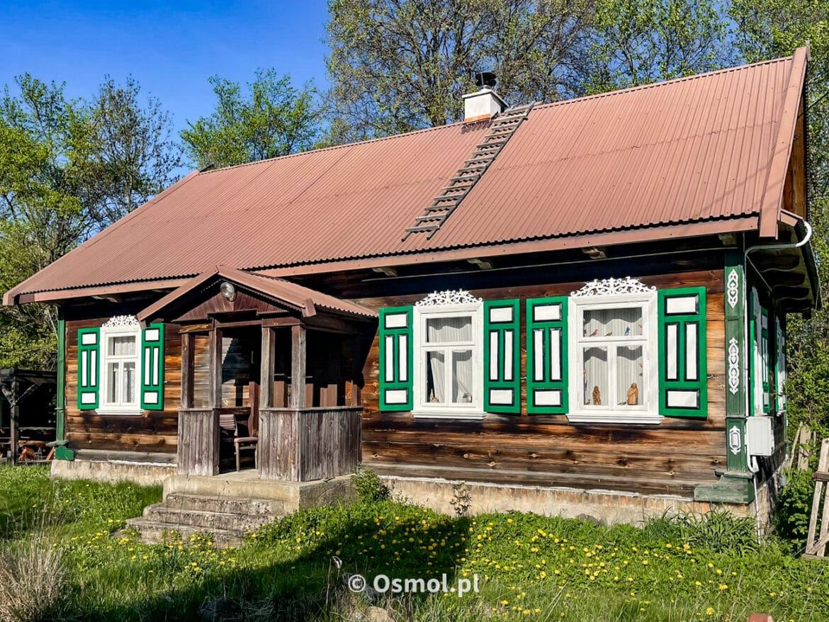 Dom z tradycyjnymi ozdobami w Krainie Otwartych Okiennic na Podlasiu