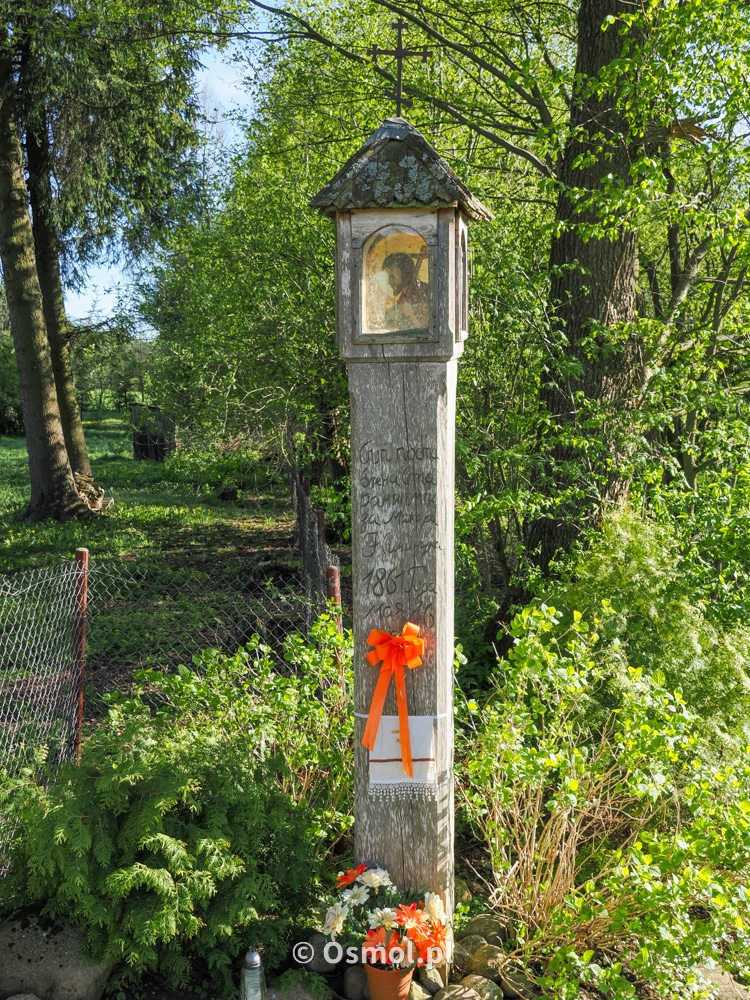 Przydrożna kapliczka z roku 1861 - napisy wykonane są cyrylicą, bo przecież był to teren zaboru rosyjskiego