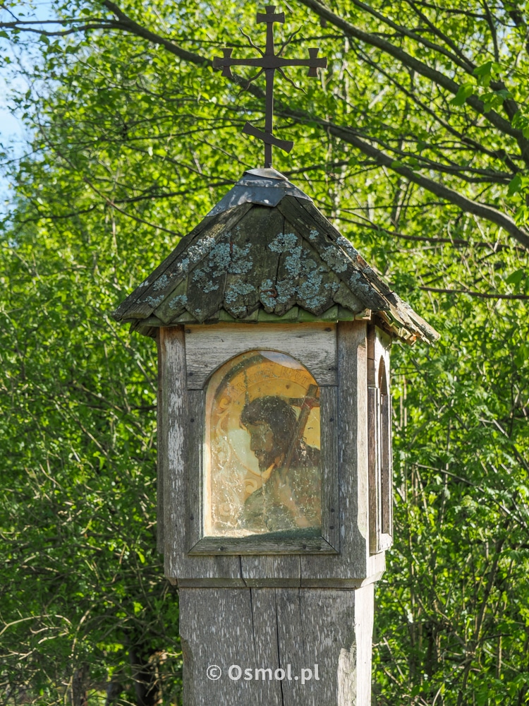 Chrystus w przydrożnej kapliczce w Krainie Otwartych Okiennic na Podlasiu