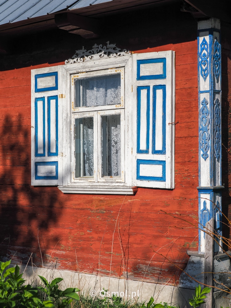 Ozdobne narożniki, okiennice, nadokienniki  to charakterystyczne detale, na architektury tej część Podlasia