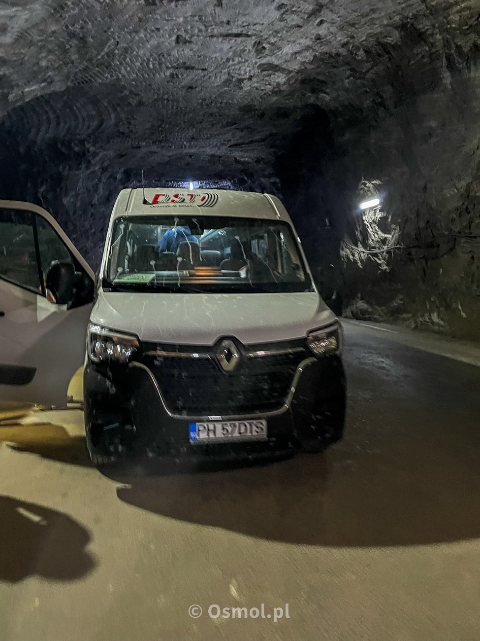 Busik, jakim turyści zwożeni są 208 metrów pod ziemię, by zwiedzać kopalnię soli