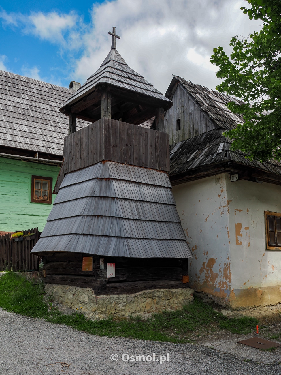 Zabytkowa drewniana dzwonnica we Vlkolincu