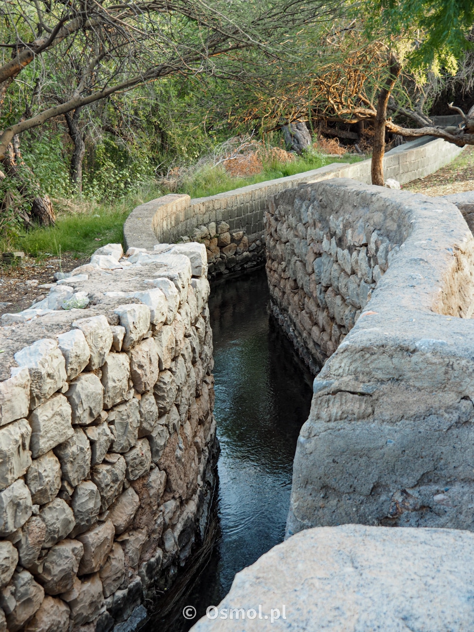 Afladż jaki w Nizwie przetrwał do naszych czasów. Afladż to system rozprowadzania wody podziemnymi i naziemnymi kanałami
