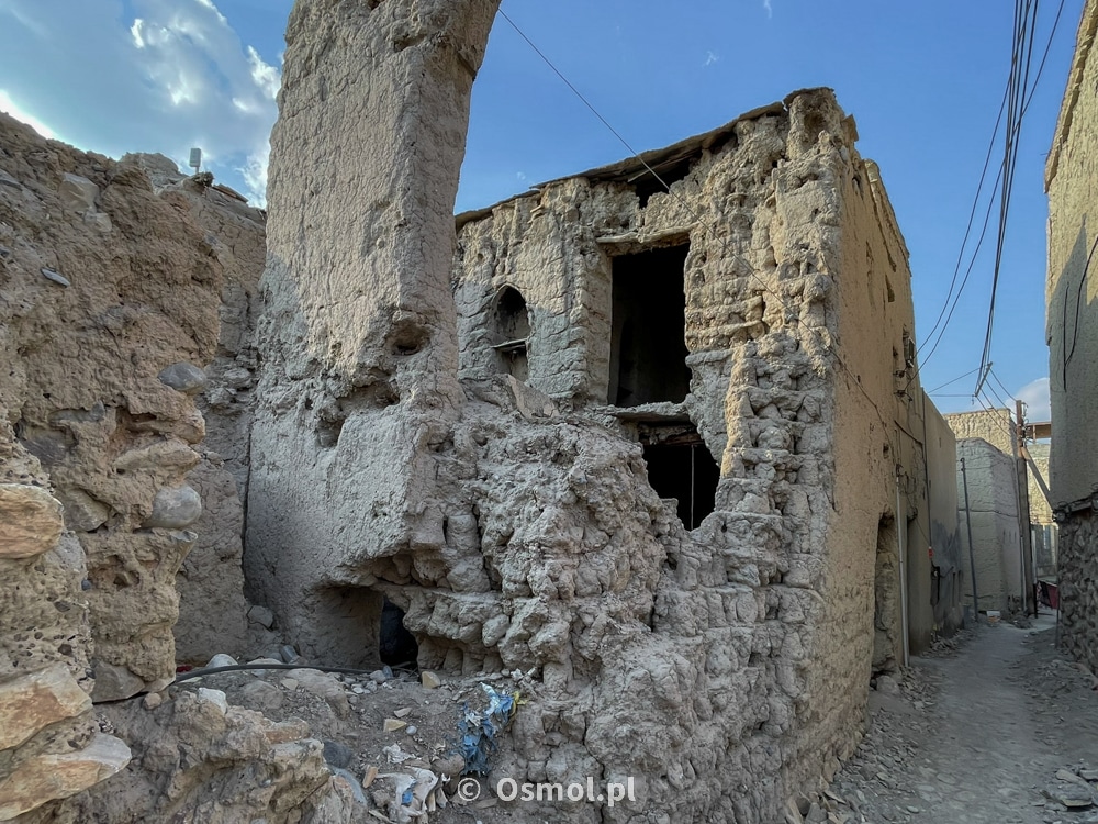 W Nizwie wystarczy wyjść poza mury starej twierdzy, by zobaczyć, że nie wszystko jest idealnie odnowione. Stare domy chylą się ku upadkowi i za chwilę pożre je czas