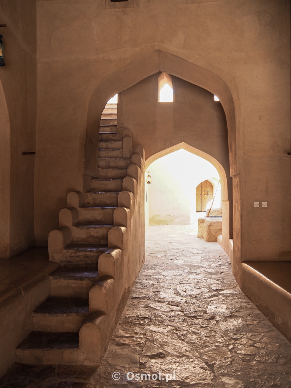 Na zdjęciu idealnie widać, że fort był stworzony dla doskonałej obrony. Na zdjęciu widać wąskie schody i niski stro przy przejściu. Wszystko po to, by obrońcy mieli przewagę nad atakującymi