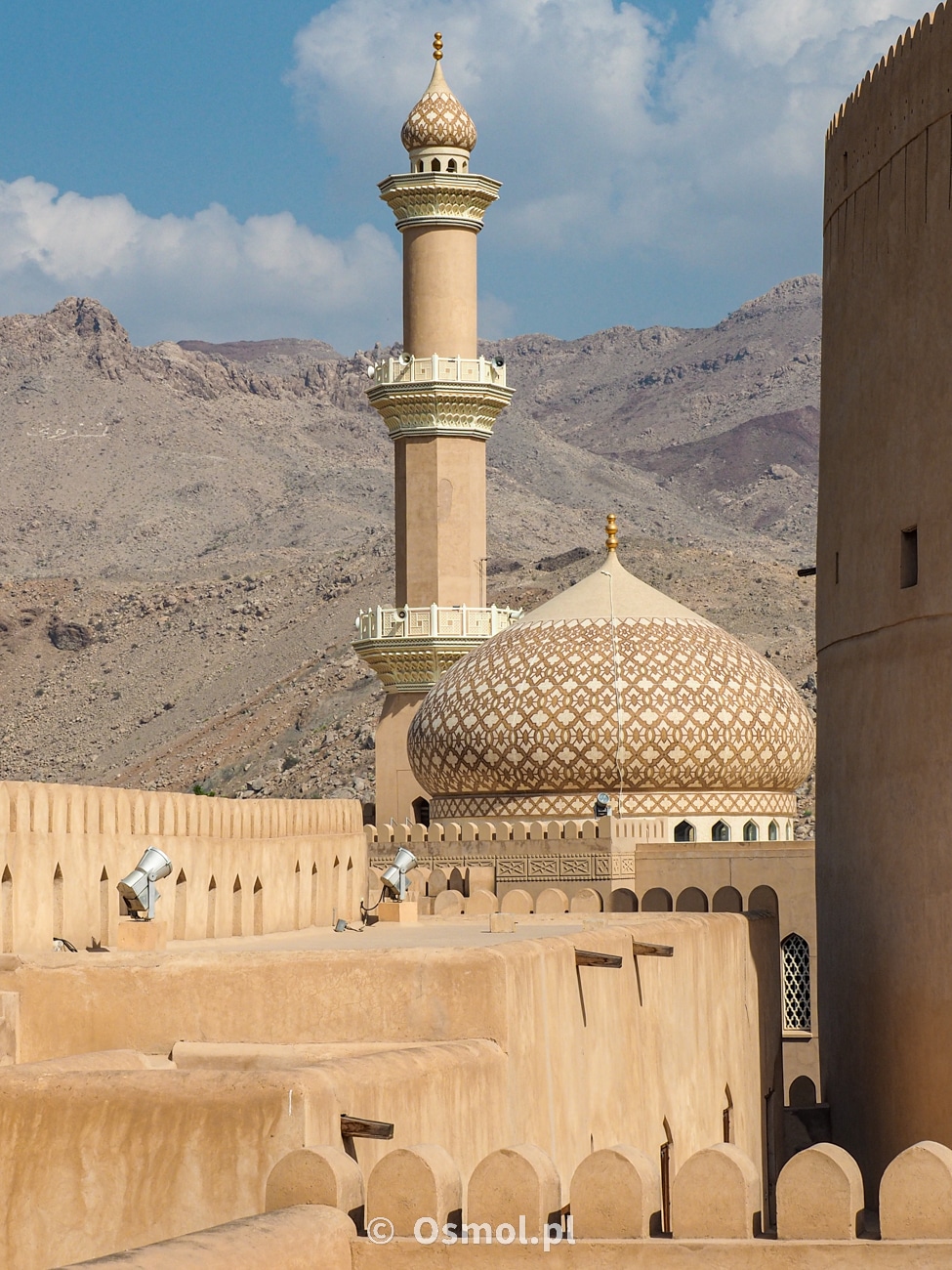 Minaret i kopuła meczetu w Nizwie
