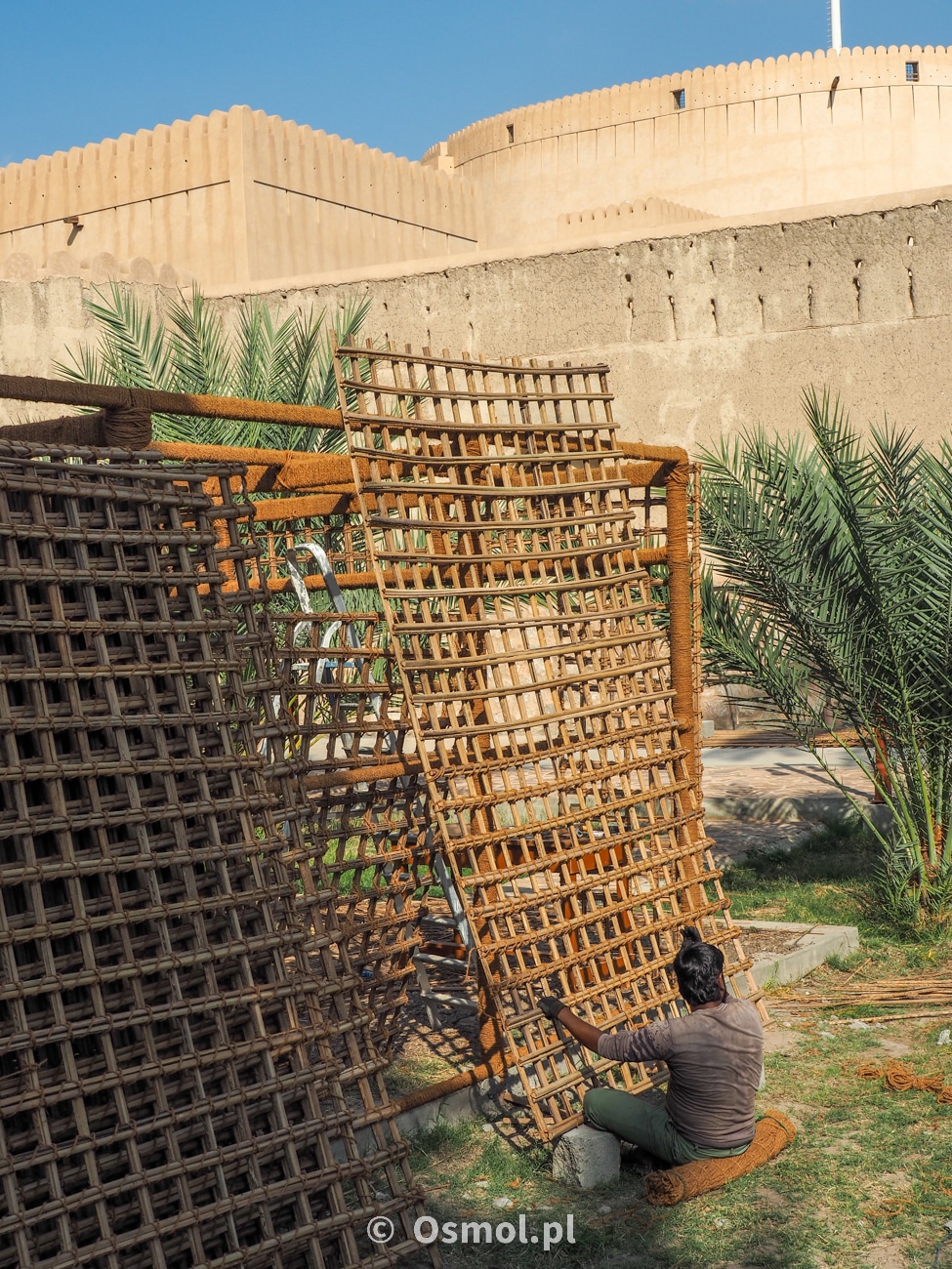 Przy forcie jest miejsce, w którym turyści mogą obejrzeć, jak dawniej wyplatano np. ściany domów lub innych zabudowań