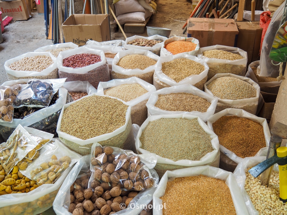 Przyprawy, zboże orzechy... to wszystko możemy obejrzeć na targu tuż przy forcie. Suk w Nizwie jest jednym z najstarszych w Omanie. Handel trwa tu nieprzerwanie od kilkuset lat