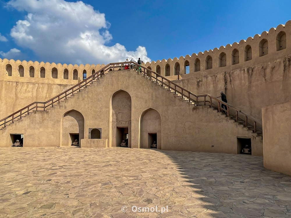 Wewnątrz cylindrycznej cytadeli w forcie w Nizwie
