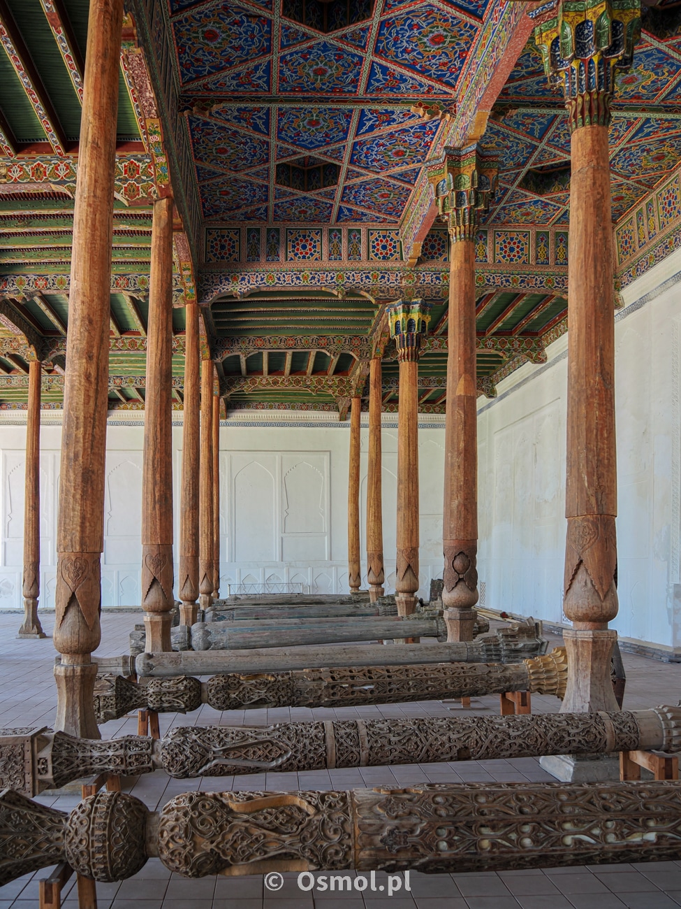 Zadaszona część meczetu piątkowego w Kokand. Na podłodze leżą stare, oryginalne kolumny podpierające dach. Można zobaczyć, jak bogato były dawniej zdobione