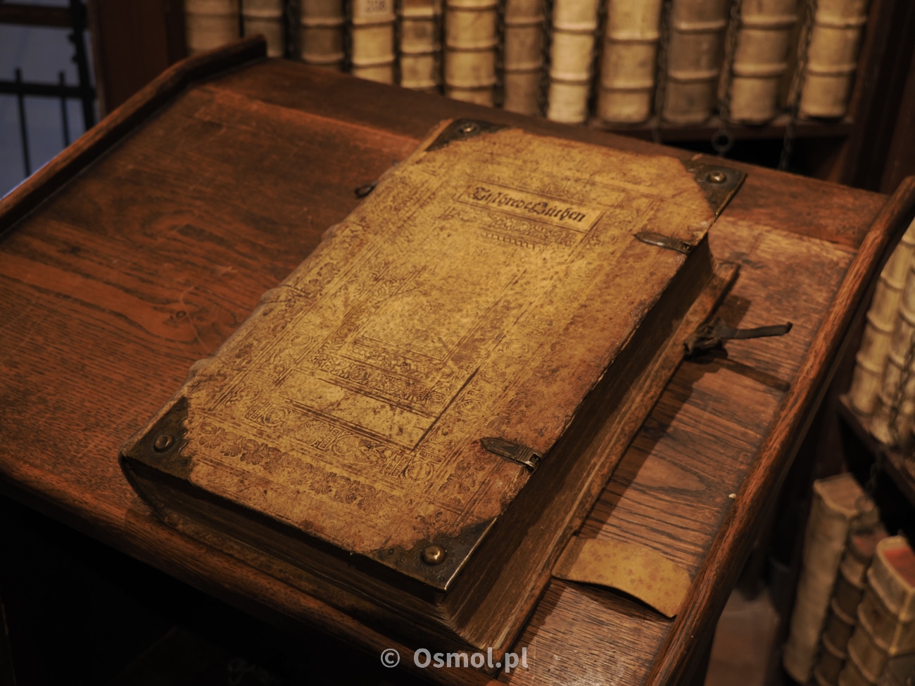 Jedna z ksiąg w bibliotece łańcuchowej w Oleśnicy