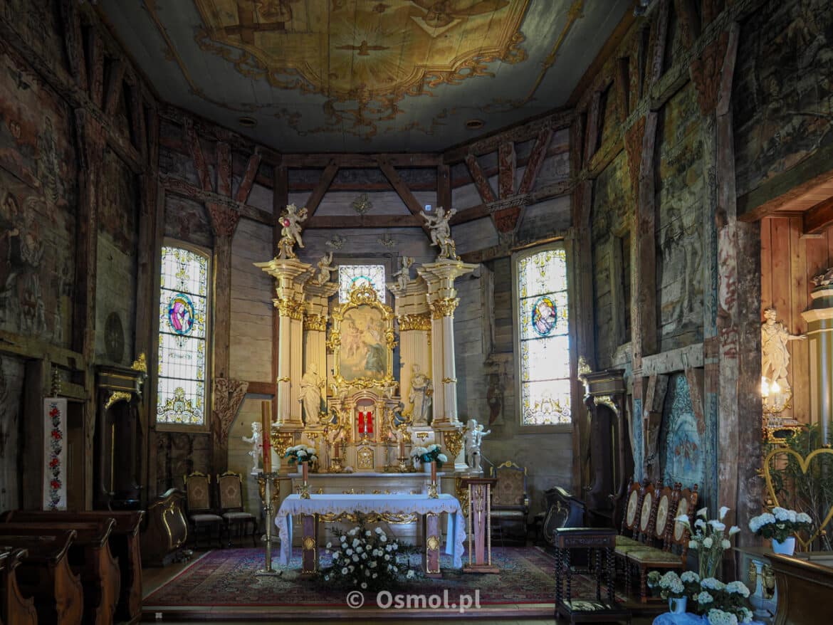Kościół w Domachowie. Widok na polichromie w prezbiterium