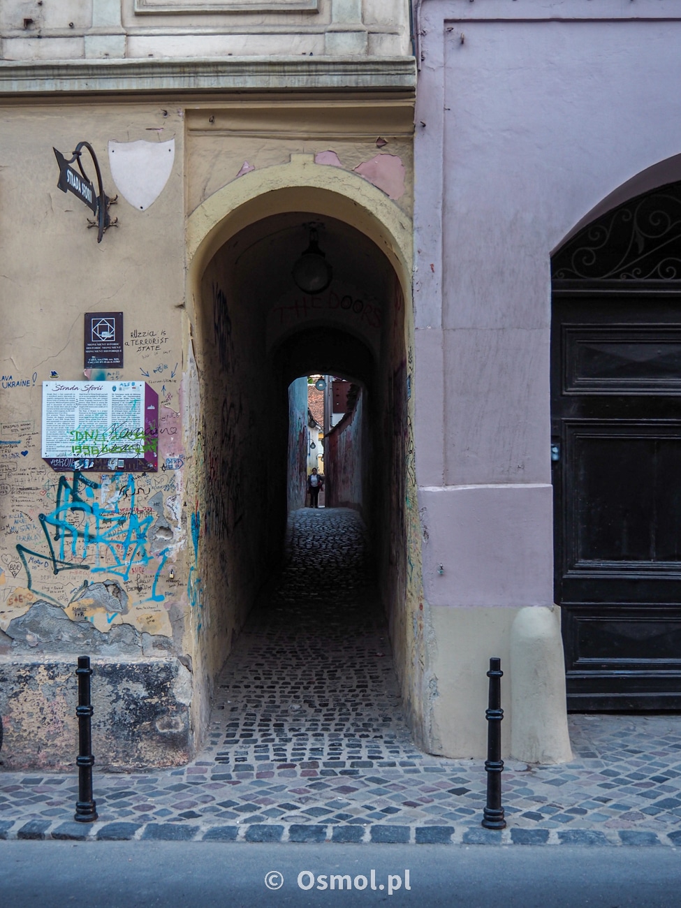 Wejście do najwęższej uliczki w Braszowie
