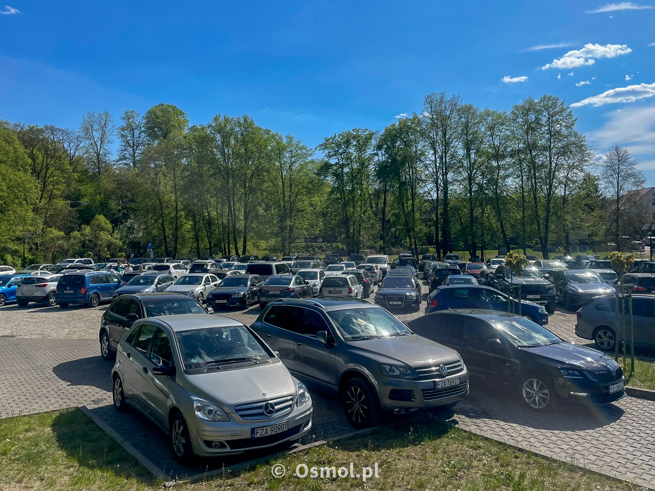 Parking miejski w Łagowie w sezonie i w długie weekendy trudno tu znaleźć choćby jedno miejsce