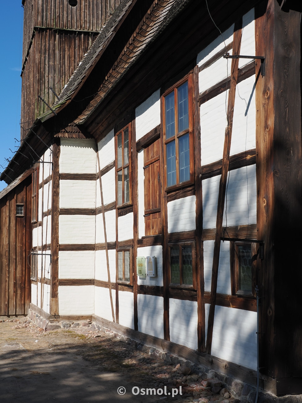 Zewnętrzna ściana kościoła w Klępsku. Ściany wypełnione są cegłą szachulcową