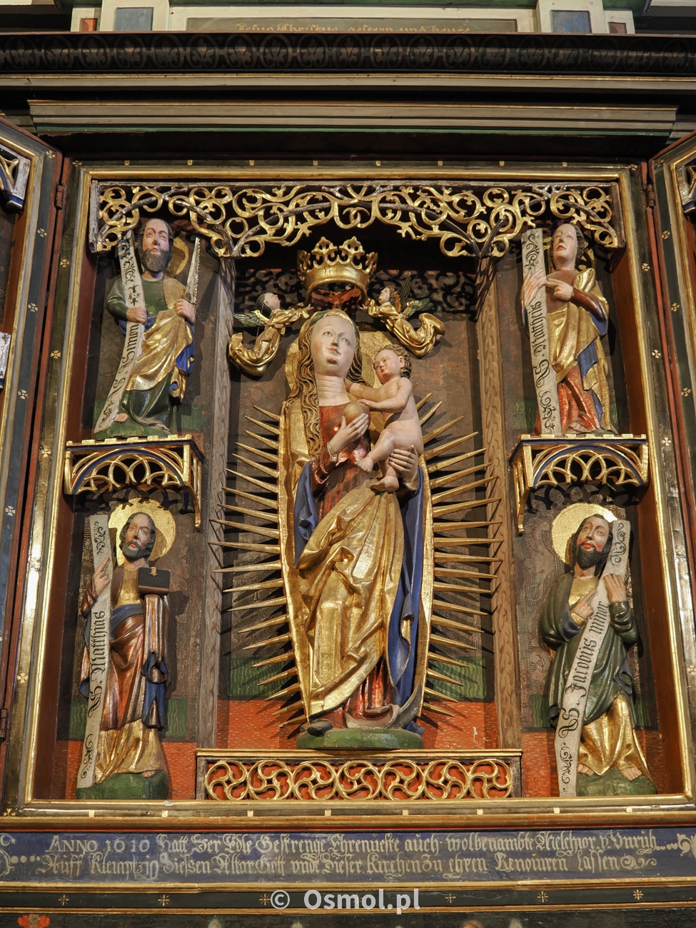 Ołtarz z około 1400 roku, który jest najstarszym obiektem kościoła w Klępsku. Ciekawostką jest, że przedstawia Maryję z Jezusem, ale mimo wszystko nie został zniszczony przez protestantów, którzy przecież nie uznają kultu maryjnego.