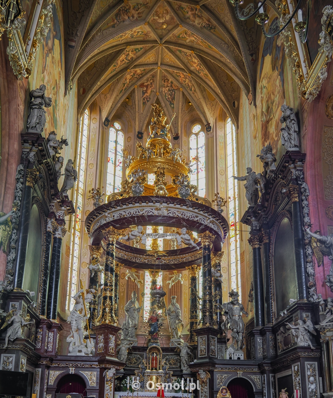 Przepięknie zdobione prezbiterium w katedrze w Świdnicy