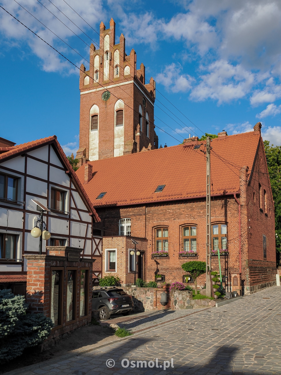Na ulicy Sambora znajduje się Ogród Historii, ale też z tej perspektywy jest piękny widok na wieżę kościoła w Gniewie