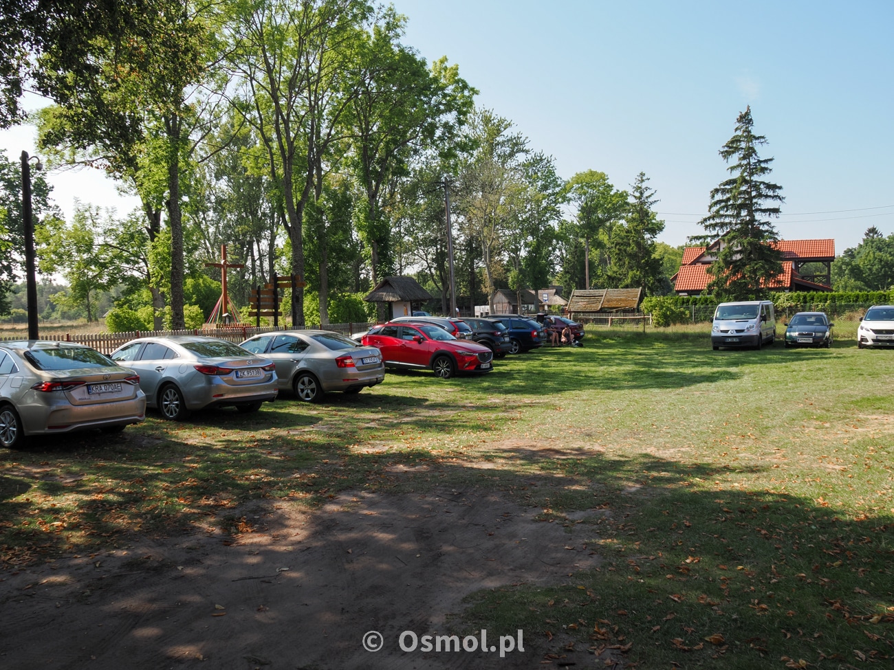Parking tuż obok Muzeum Wsi Słowińskiej w Klukach