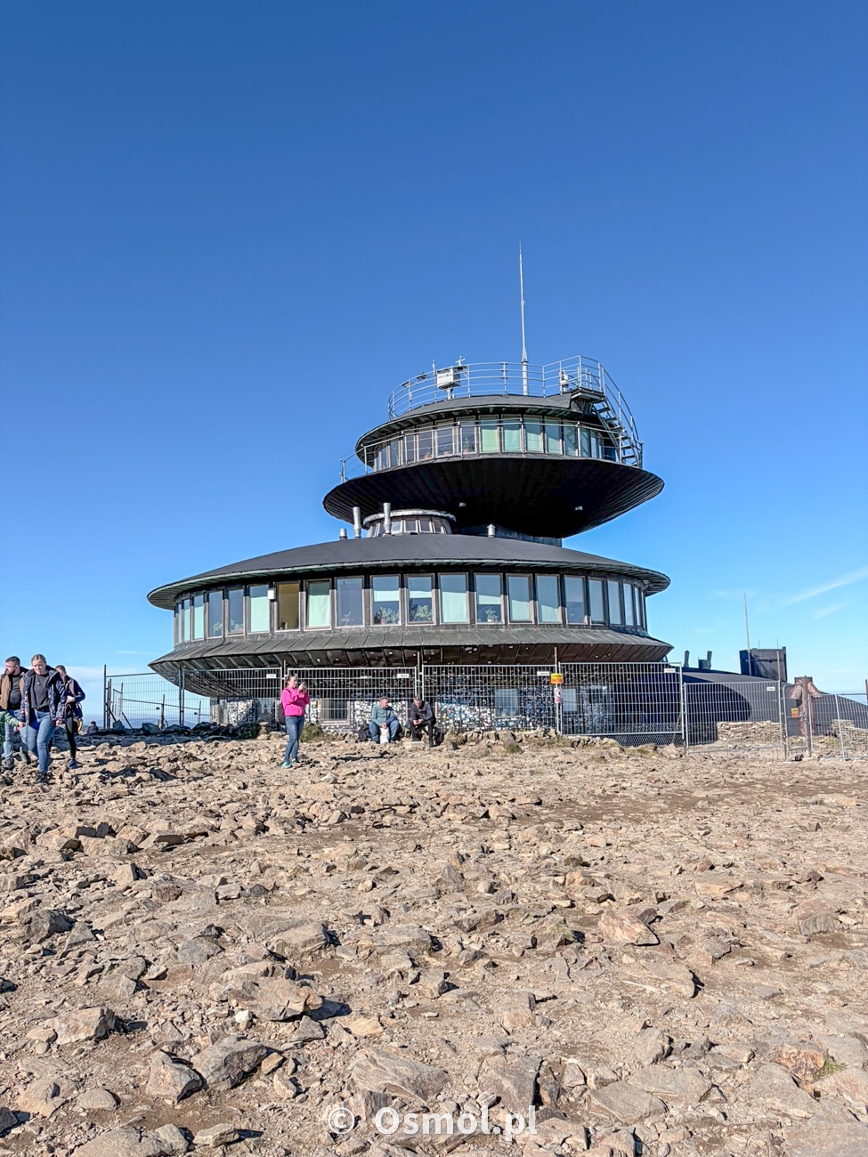 Charakterystyczny kształt budynku będącego obserwatorium astronomicznym na szczycie Śnieżki